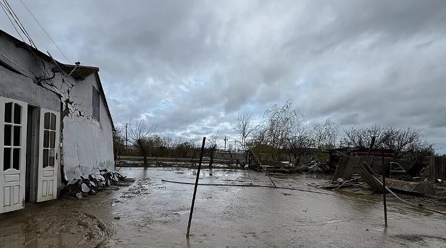     Затопленный дом в дагестанском селе Тутлар после ухода воды Фото Flandria12, commons.wikimedia.org