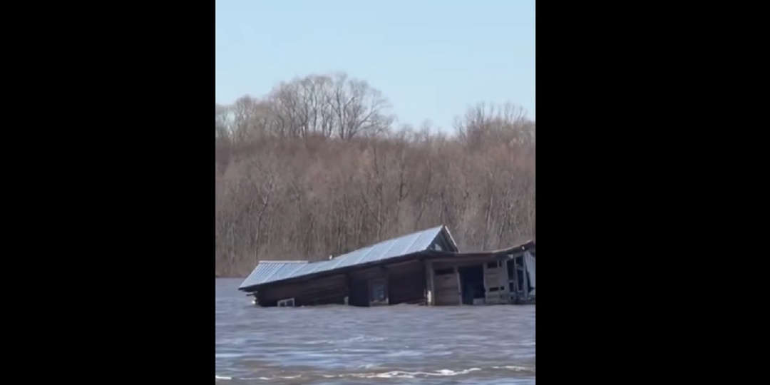 Нижегородцы сняли на видео плывущий по Оке частный дом