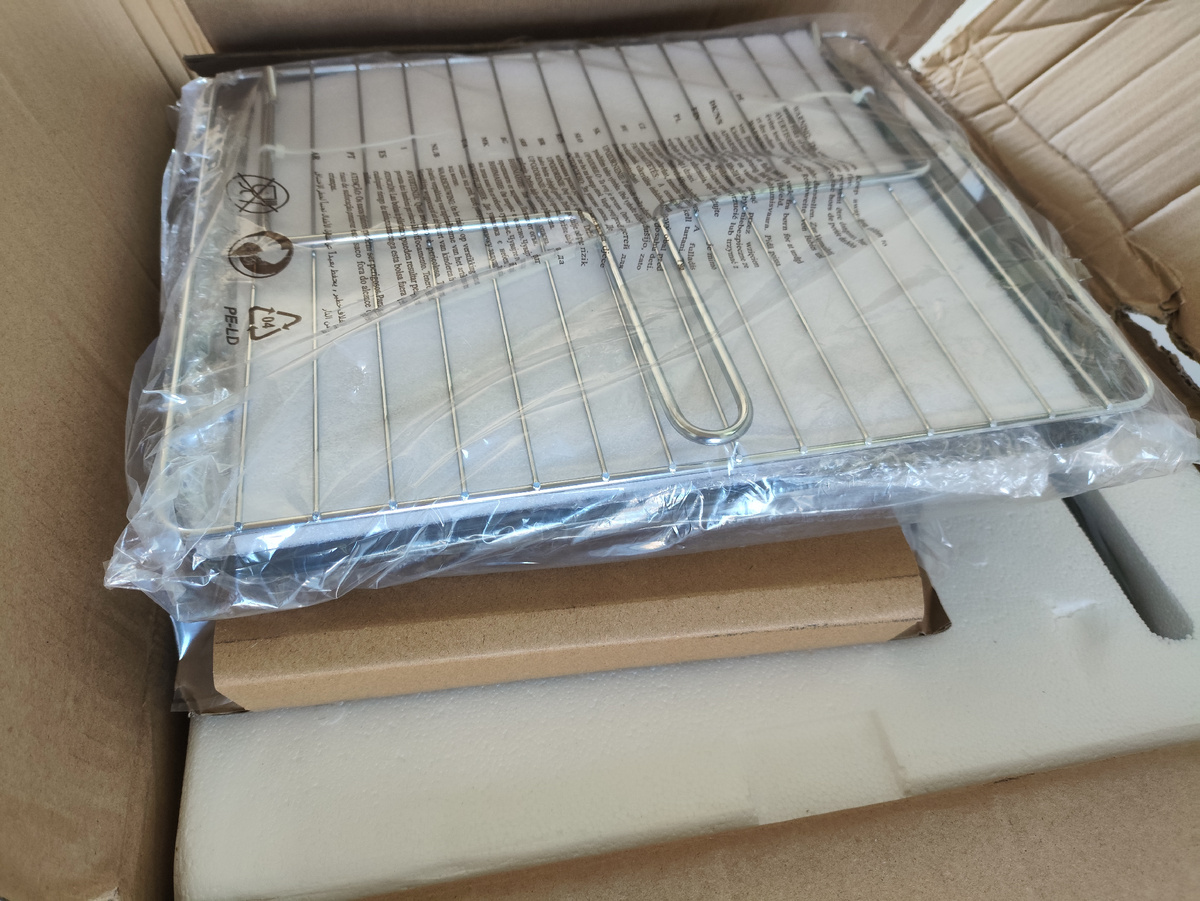 Тут и решетки всякие, и вертел для гриля, и даже камень для пиццы и сито для крошек. Круть!