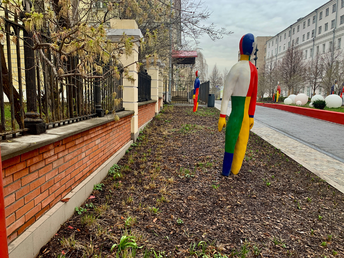 Эти  яркие   фигуры     увидела  на Ленинском проспекте издалека.. Фото автора статьи. 