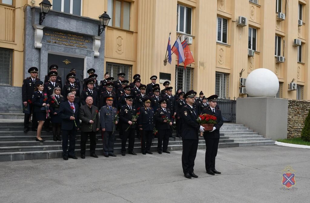 В 30-е годы во времена Сталинграда появляются такие подразделения как ГАИ, служба паспортного контроля, а также формируются детские комнаты милиции. Помимо этого совершенствуется нормативно-правовая база ОВД.📷
