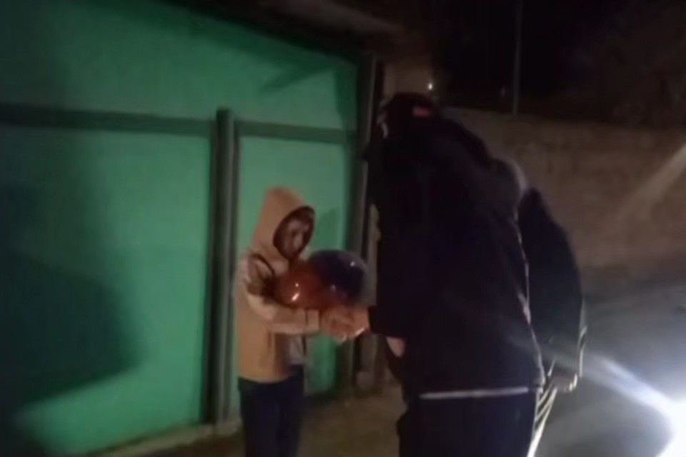    Баскетболисты поддержали школьника из Южно-Сухокумска. Фото: стоп-кадр видео администрации