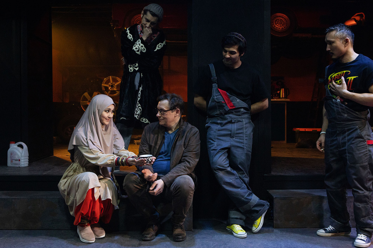    Сцена из спектакля «Судзуки»