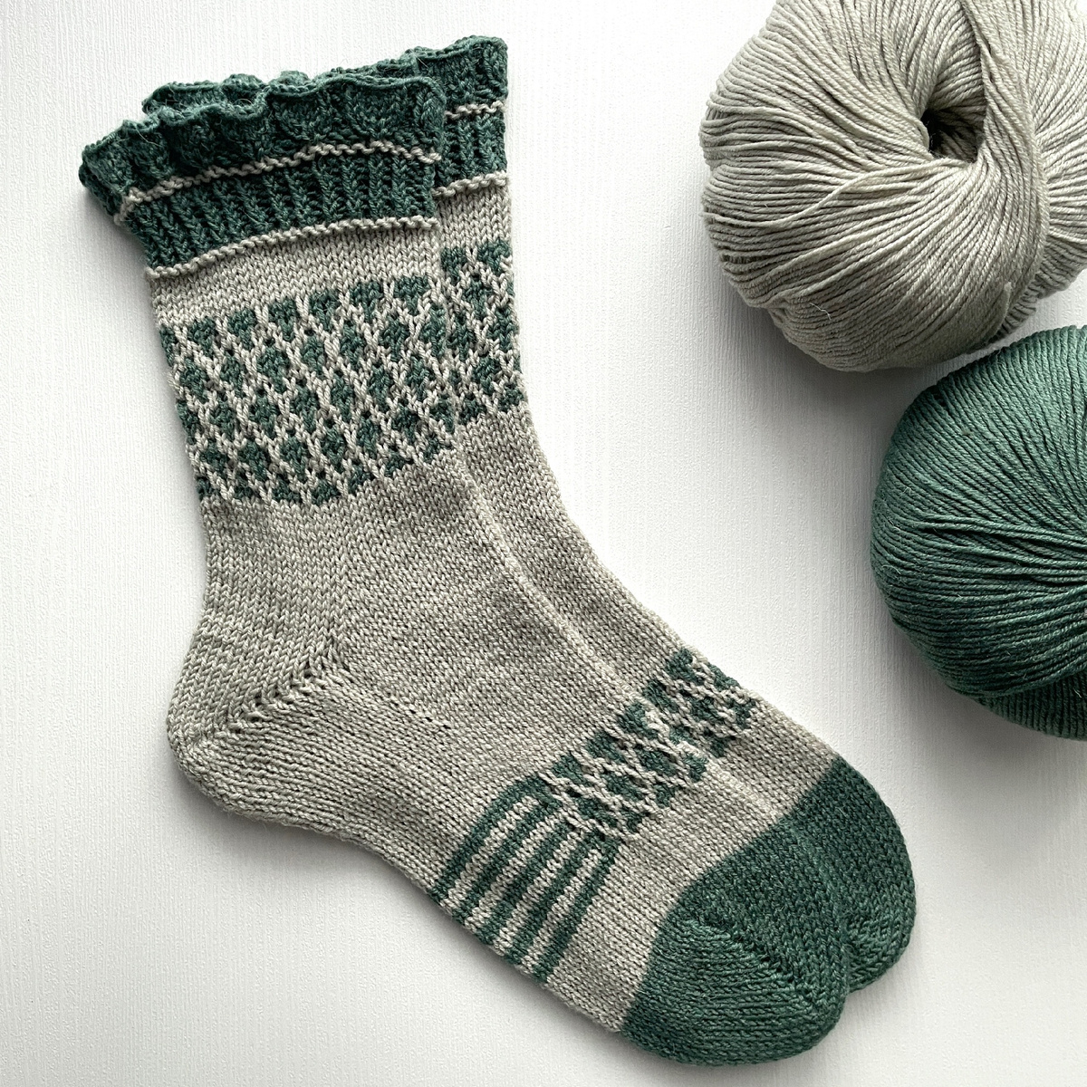 Носки с пяткой бумеранг из моей книги "Вяжем носки снизу вверх"