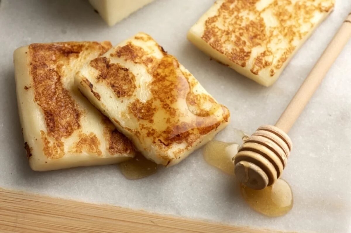    Творог подходит для завтрака благодаря своему составу, который содержит белок, витамины и минералы.