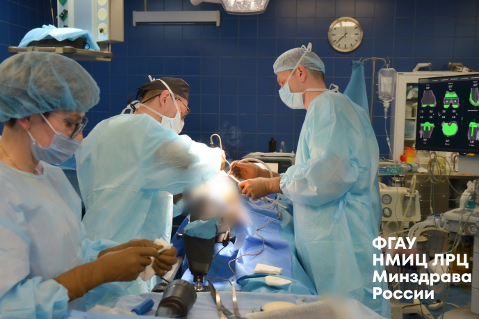 Операцию по замене коленного сустава