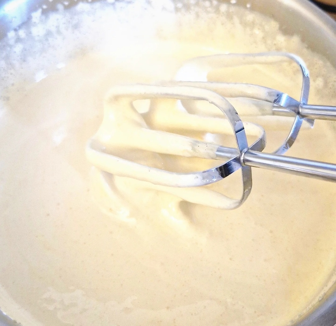 Взбитые яйца с сахаром. Фото автора. 