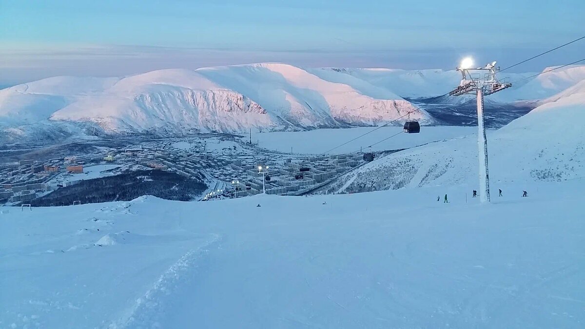 Горнолыжка, внизу Кировск...