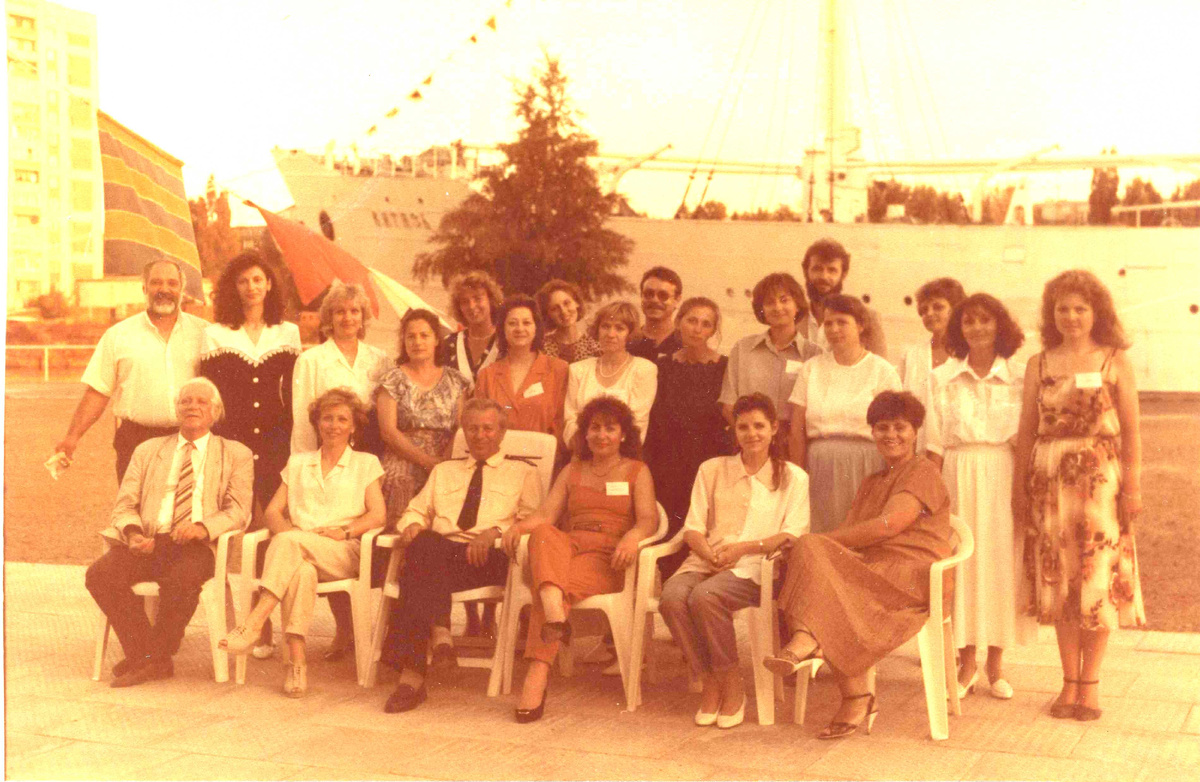 Первое коллективное фото на фоне «Витязя», 1994