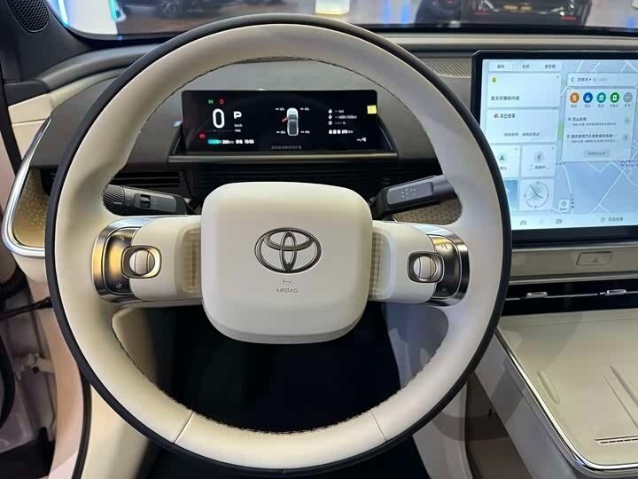В РФ приехал новый кроссовер Toyota. За рубежом он стоит 1,2 млн., а сколько у нас?