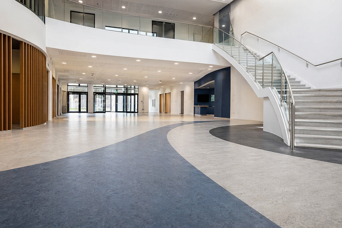 Напольное покрытие для коммерческого пространства должно быть не только красивым, но и по-настоящему износостойким