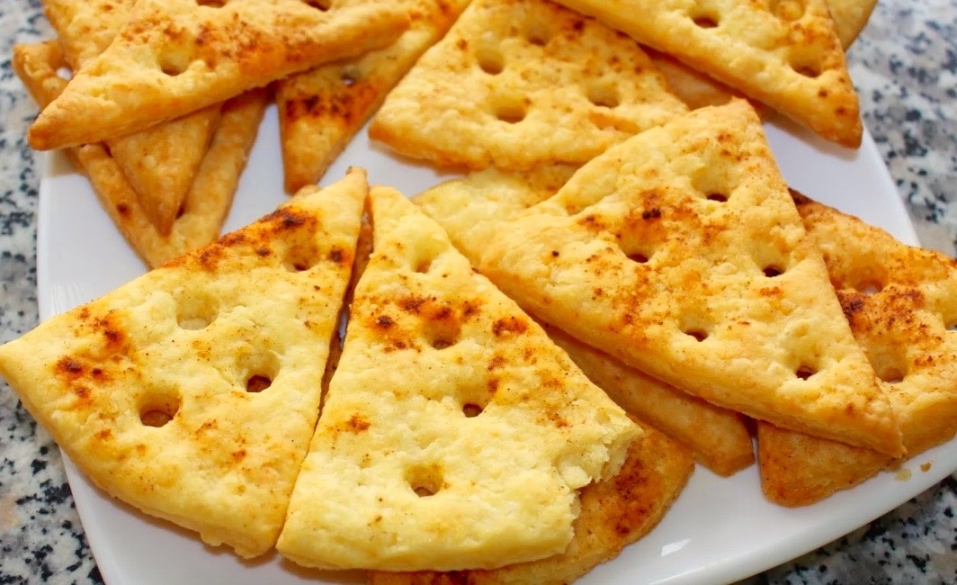 Хрустящее сырное печенье с пряными травами.