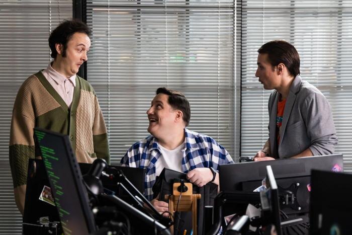 «Большой человек» — сериал, сюжет: о чём комедия с последней ролью Попова. Фото © Кадр из фильма «Большой человек», режиссёр Феликс Герчиков / Kinopoisk