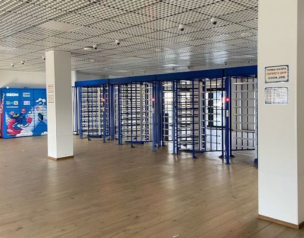 Вон там написано Точка сбора сотрудников первого дня