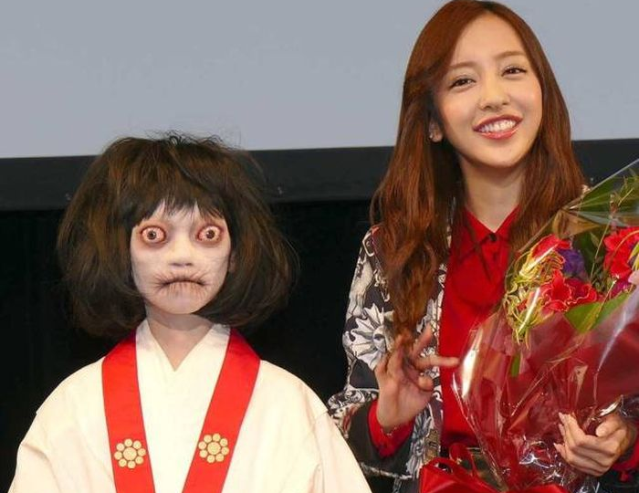 Японцы омывают деньги в храмах. Причина поразит