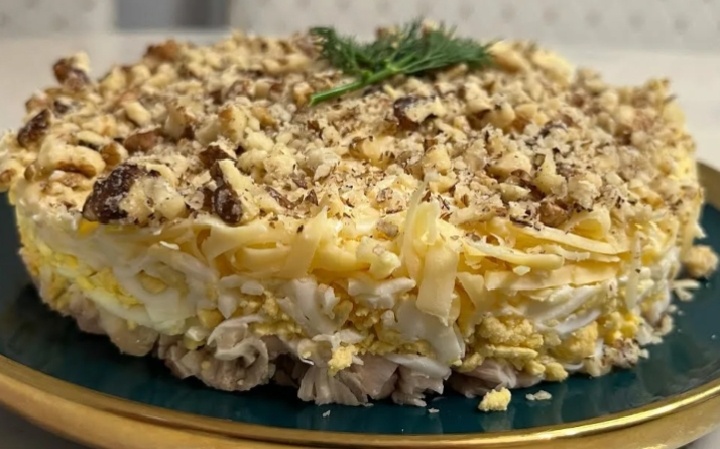 Сытный салат с курицей, грибами и грецкими орехами