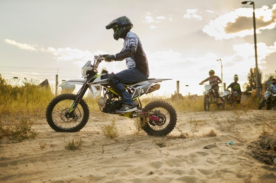    Подростка могут запретить ездить на питбайках и эндуро-мотоциклах. Фото: BLGKV/Shutterstock/Fotodom