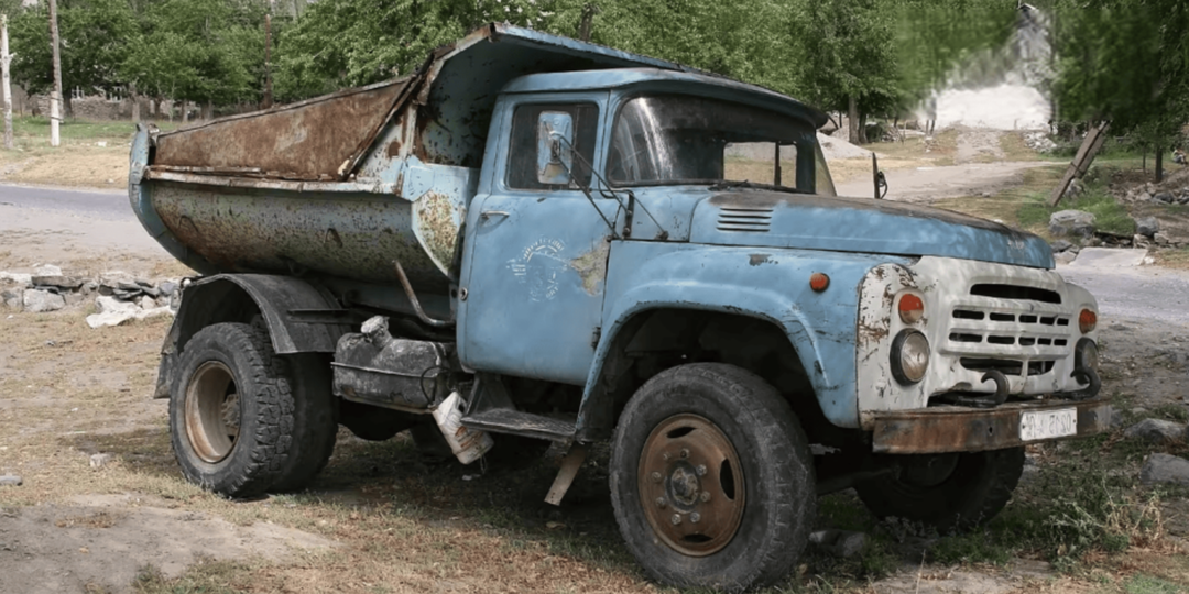 Почему у советского ЗИЛа-ММЗ-555 был корытообразный кузов, а не прямой - чем он был лучше и как ЗИЛ изменил советские самосвалы