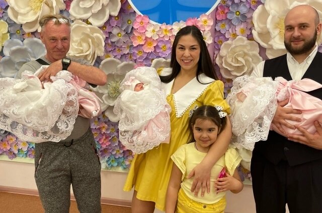    Старшая сестра новорождённой тройни София хочет научить девочек танцевать, а дедушка (слева) обещает помогать родителям во всём. Фото: Rostov.aif.ru/ Татьяна Набойченко