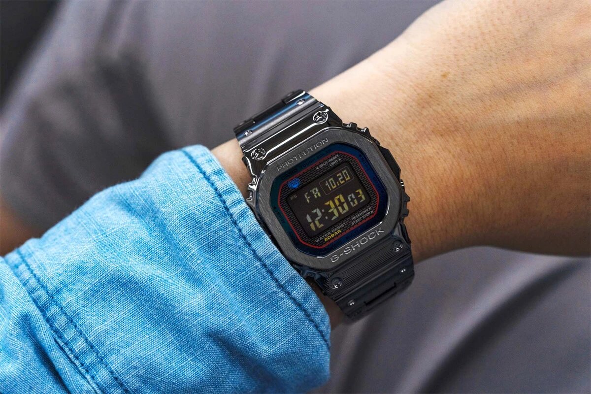 Ионное напыление в часах G-Shock GMW-B5000BPC-1E дает износостойкое черное покрытие корпуса и браслета. Оно делает поверхность более устойчивой к царапинам и коррозии