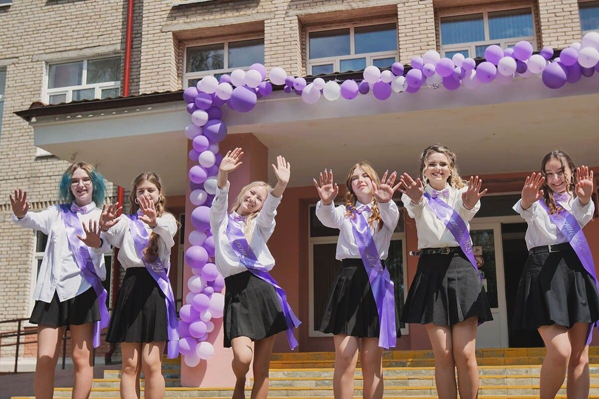 На празднике обычно говорят слова благодарности учителю, родителям и школьникам. Источник: WorldStockStudio / Shutterstock / FOTODOM📷

