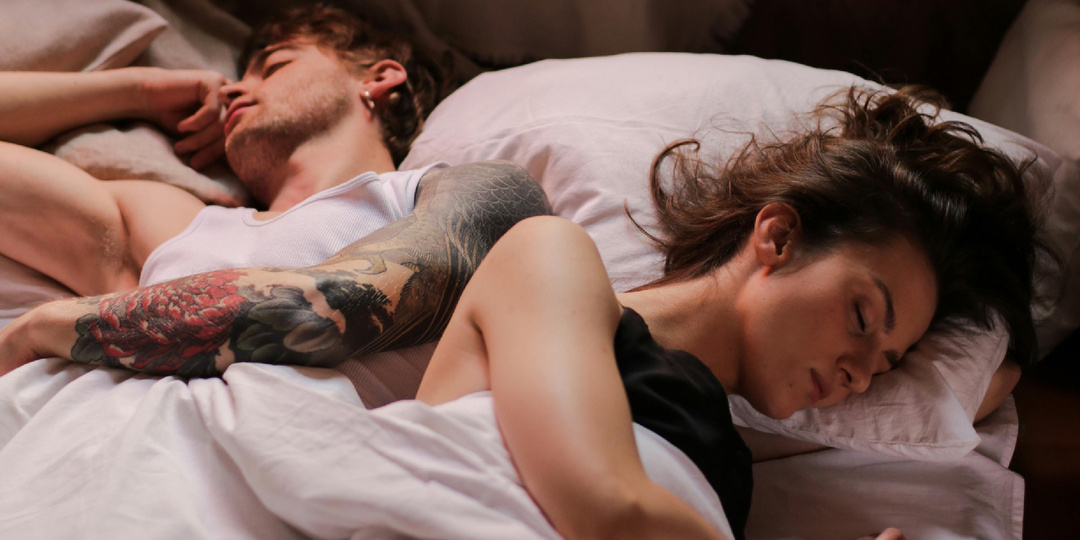 Бум на «Sleep divorce» (сонный развод): Спать вместе — романтика или саботаж для гормонального фона?
