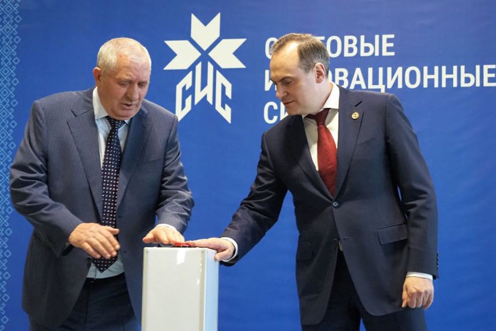    Учредитель компании Владимир Кудашкин и глава Мордовии Артем Здунов дали старт первому производству на территории ОЭЗ "Система". / Пресс-служба главы РМ