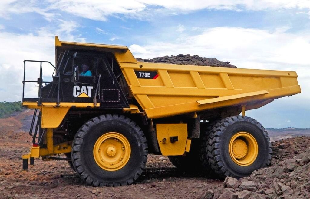 Самосвал Cat-773 грузоподъемностью 55 тонн