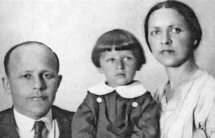 Когда началась война, семью эвакуировали в Сибирь. Отец, имевший бронь как ценный специалист, мог уехать с ними, но сделал иной выбор. Он ушёл на фронт добровольцем. В 1942 году от него пришло последнее письмо, а затем — гробовая тишина. Официально он числился пропавшим без вести. Для девятилетнего Игоря это стало травмой, определившей всё его дальнейшее мироощущение.
Не в силах смириться с неизвестностью, он с друзьями даже предпринял отчаянную попытку сбежать на фронт, чтобы найти отца самому. Мальчишек, конечно, вернули домой, но чувство беспомощности и несправедливости осталось навсегда.