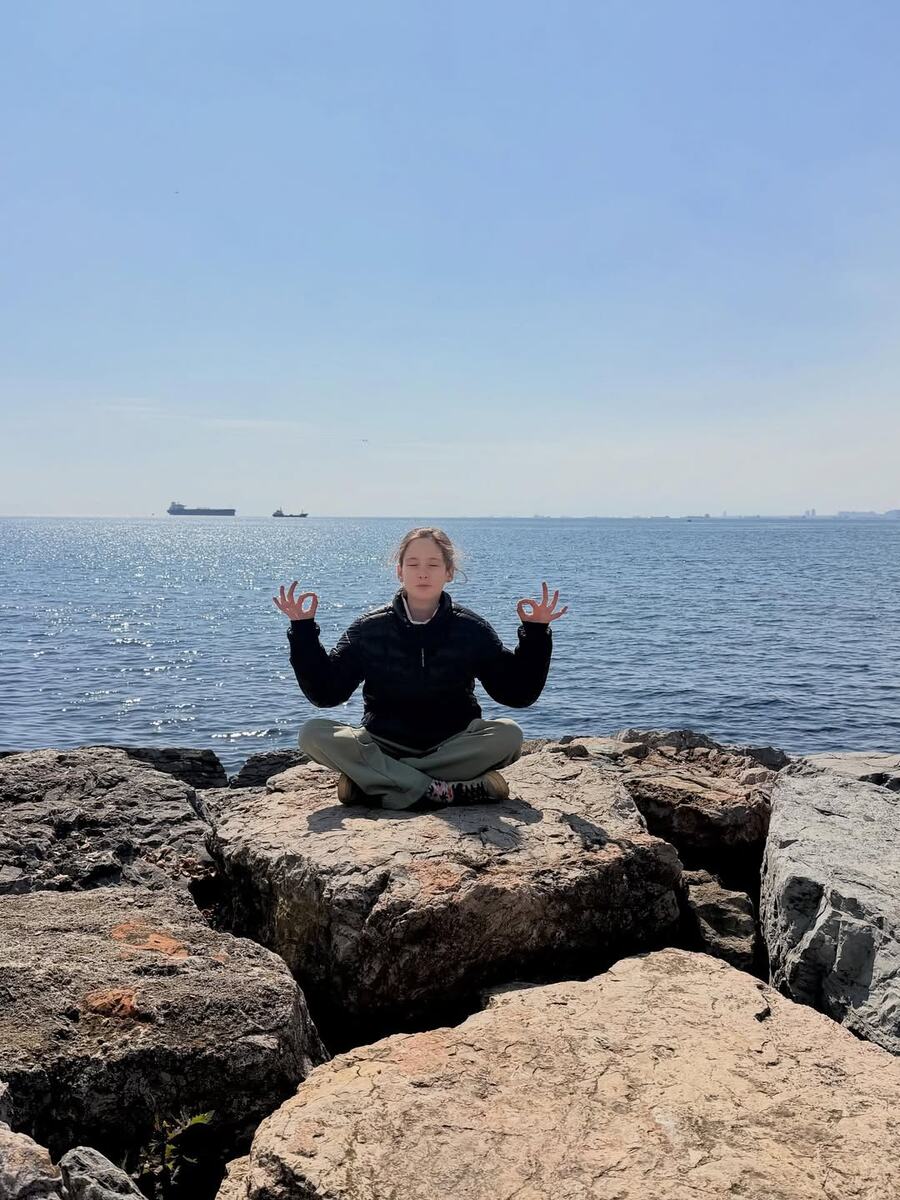    Варвара Мороз возле БосфораСоцсети Виктории Исаковой