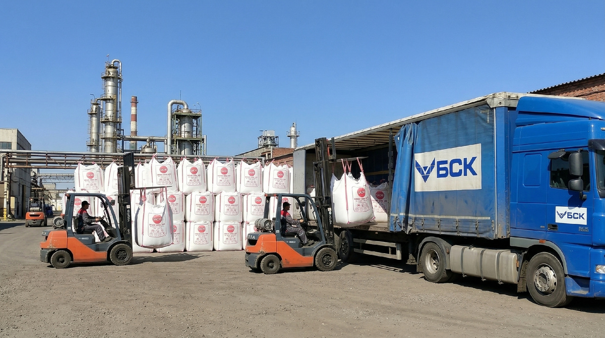 Отгрузка кальцинированной соды SACHI (САЧИ) от БСК. Машина загружается Биг-бэгами по тонне — марка А (тяжёлая) и марка Б (лёгкая). Качество стабильное, подача без сбоев. Дальше в статье — подробности, чем отличаются марки и кому какая подходит.