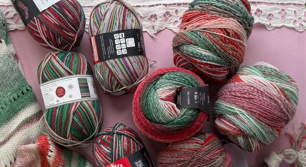 Одним легким движением руки, новогодняя пряжа превращается в летнюю поляну