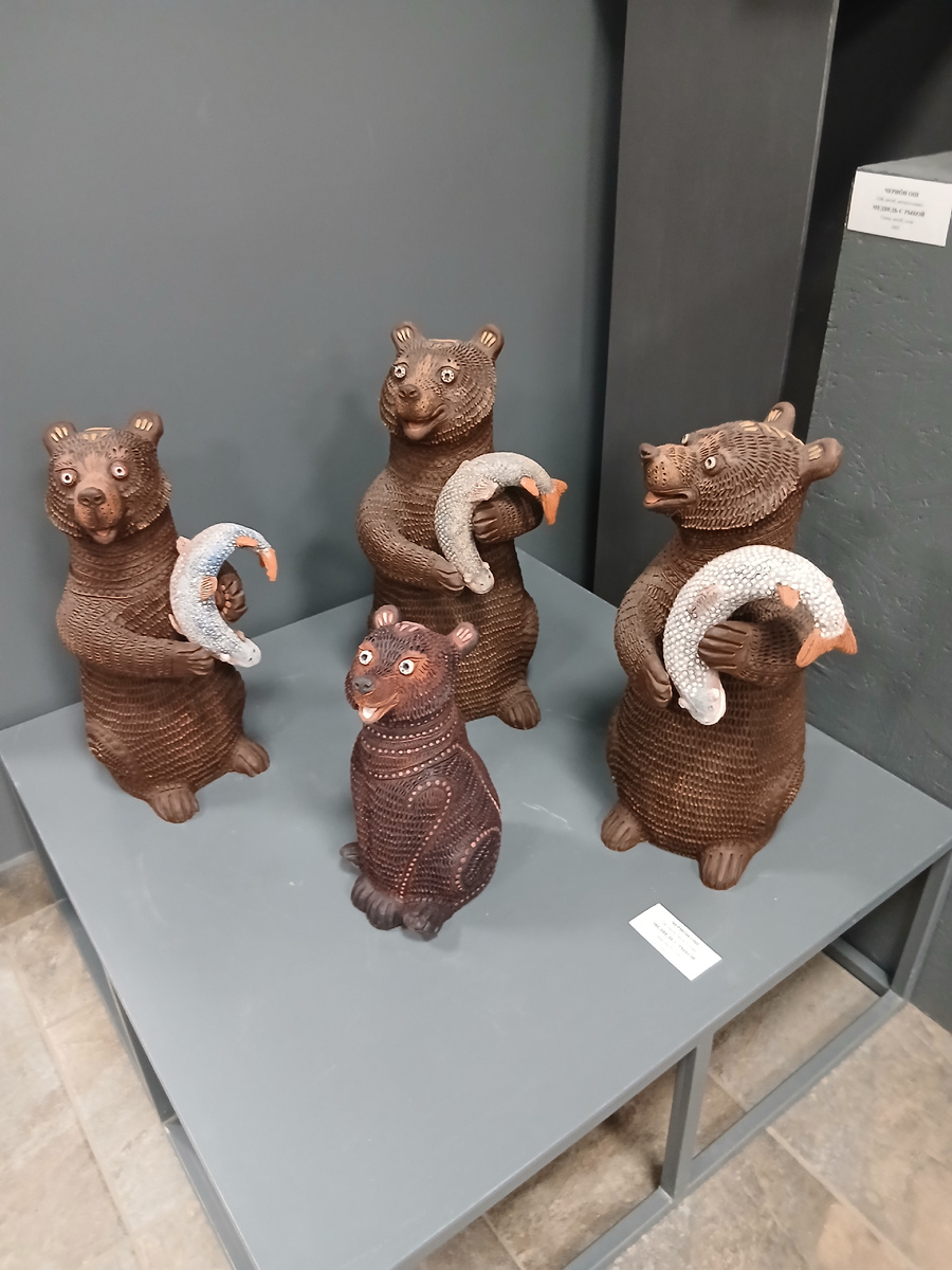 Медведь с рыбой 