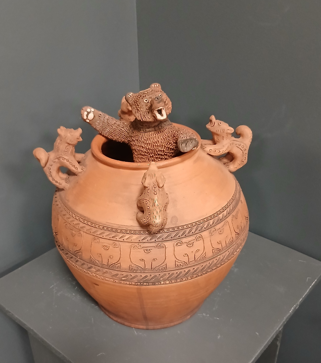 Медведь вылезающий из корчаги (горшок)