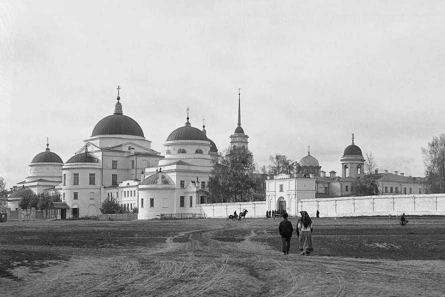 Чуть более общий план обители примерно с того же ракурса. Снимок тоже дореволюционный, но сделан позднее, уже в 1910-х годах. Фотография с сайта "Соборы. Народный каталог православной архитектуры" (https://sobory.ru/photo/467676)