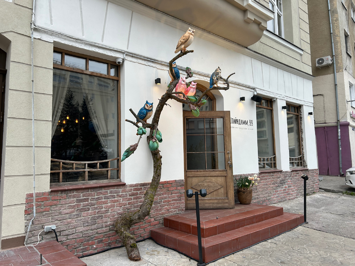 Встретились мы на Житомирской, у Штандайма99. Парень ждал клиента, которого надо было увезти.