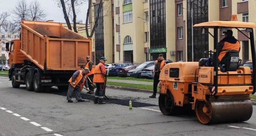    Ремонт на Революционной в Пинске: дорожники латают ямы на проезжей части