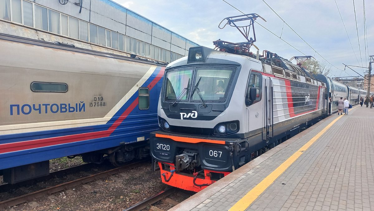 Лекомотив ЭП20 не новый, он после ремонта окрашен в фирменные цвета поезда и  хорошо задает тон настроению.