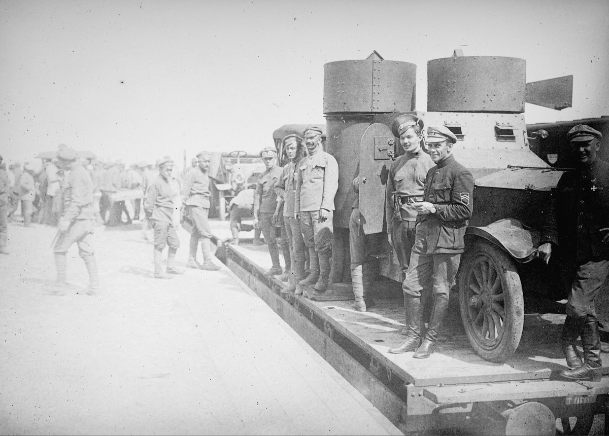 Да и попробуй им прикажи, 40 тысяч штыков с броневиками. 