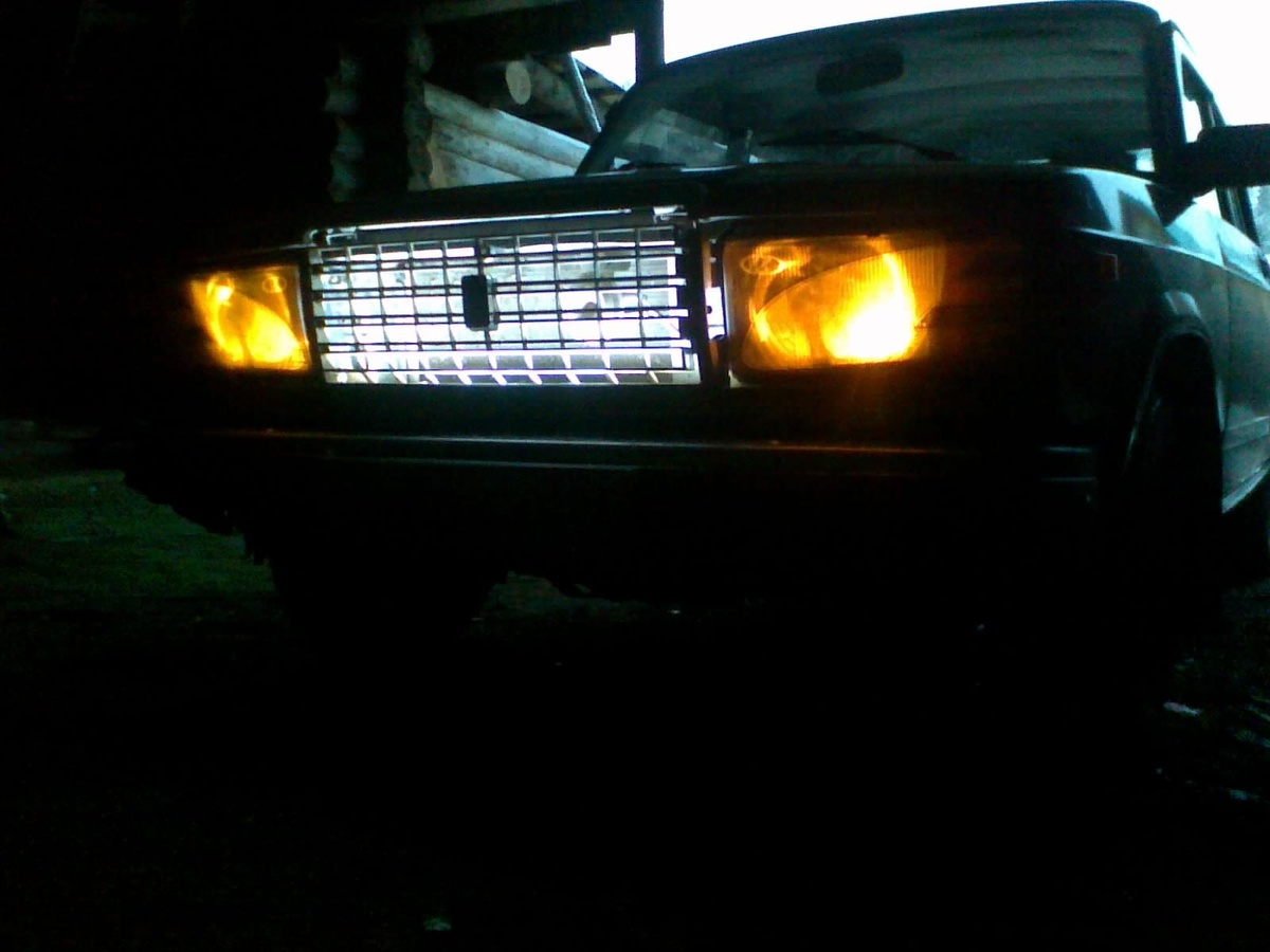 Подсветка решетки радиатора - первое, что пришло в голову...