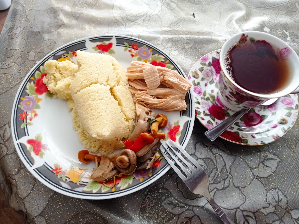 Мой завтрак: каша, грибочки, спаржа и несладкий чай