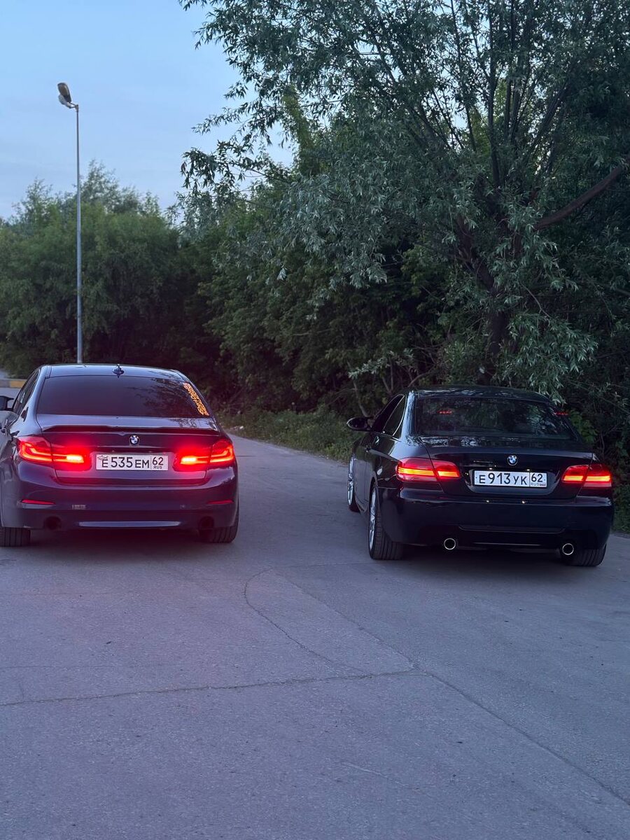 Она справа)