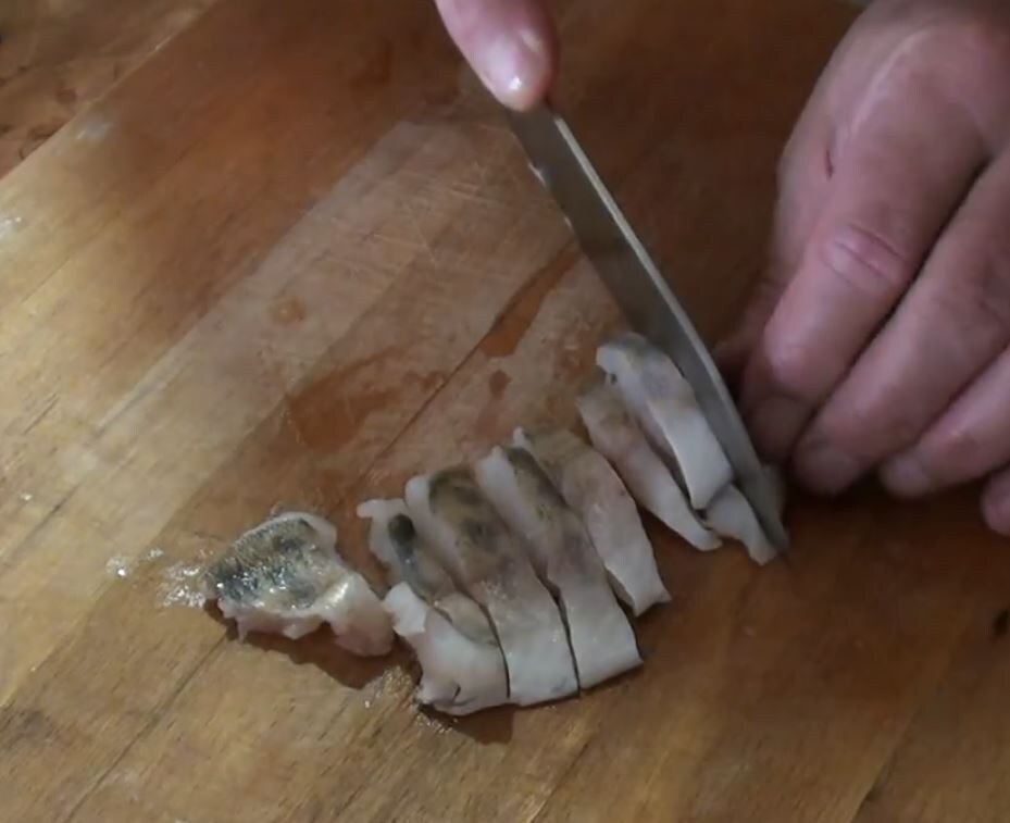 Режем филе на мелкие куочки