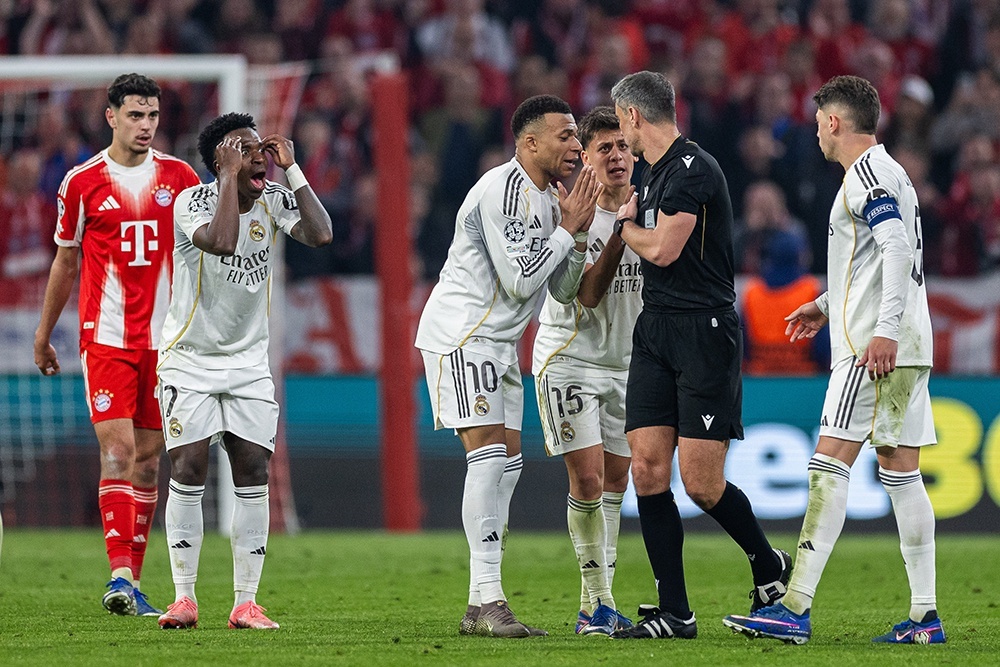    Мадридцы впали в истерику и облепили судью, чье спорное решение повлияло на исход матча. / GettyImages