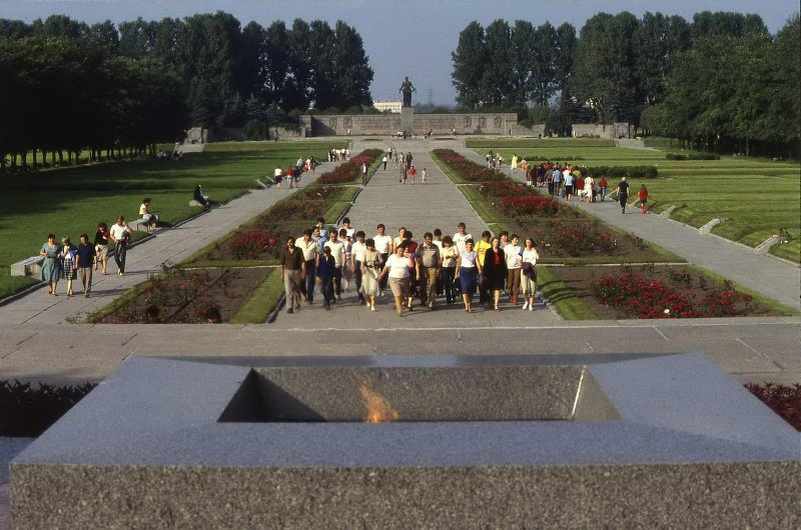 Пискарёвское мемориальное кладбище. Фотограф Всеволод Тарасевич. 1985 год. Источник