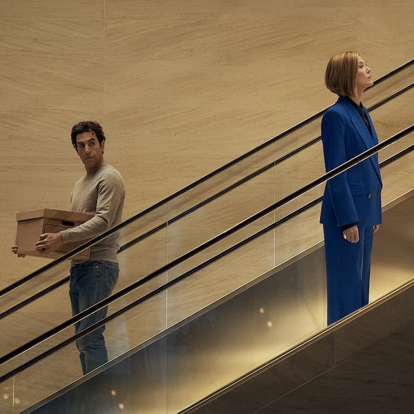     Саша Барон Коэн оказывается в подчинении у Розамунд Пайк в трейлере комедии «Дамы вперёд»