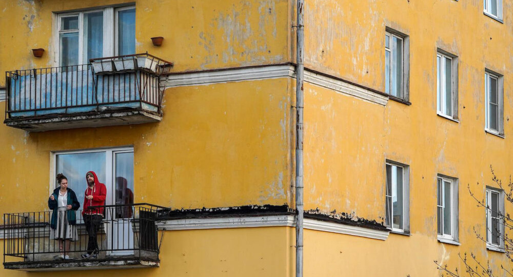 «Формальная свобода»: почему курение на своем балконе может обернуться штрафом