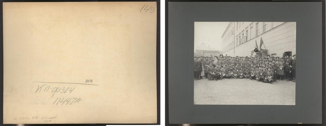 Император Николай II среди офицеров 12-го гренадерского Астраханского полка. 1903 год.