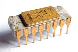 Так выглядел первый процессор Intel - intel 4004, выпущенный в 1971-м году.