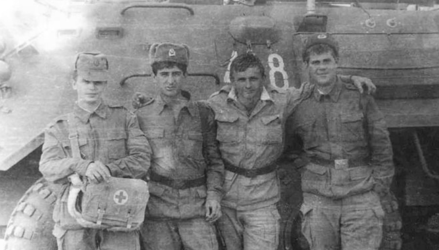 "С первых же дней пацаны, поняли, что война - это не игра": советский пограничник о службе в Афгане